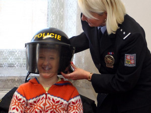 Jeden z třeťáků si mohl vyzkoušet, jaké to je mít na hlavě opravdovou policistovu přilbu