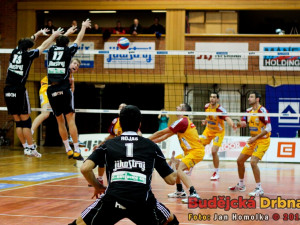 Andy Rojas přihlíží jednomu z posledních míčů celého utkání, na bloku Fila a Smrčka