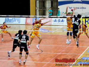 Smeč Jakuba Novotného přes pravé křídlo