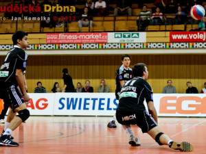 Vybraná smeč Radkem Motysem, vlevo Andy Rojas a v pozadí Štěpán Smrčka