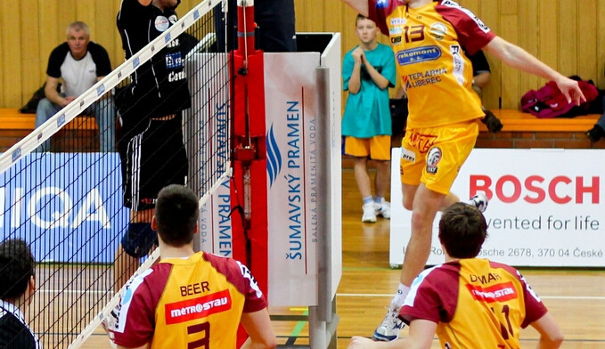 Souboj na síti Tomáše Fily s libereckým Martinem Vodvárkem