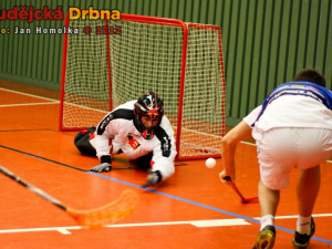 Jan Zdráhal se snaží došťouchnout míček do branky