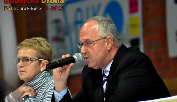 Zdeněk Velikovský, ředitel českobudějovické Krajské hygienické stanice, na veřejném jednání ve Sportovní hale