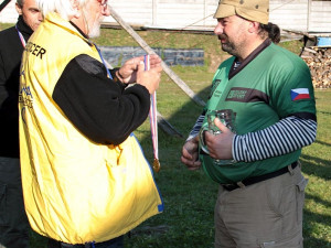 Antonín Liška oceňuje jednoho ze střelců