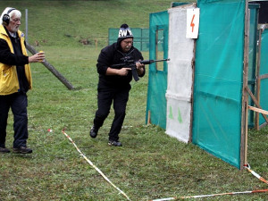 Budějčák Antonín Liška (vlevo) při střeleckých závodech