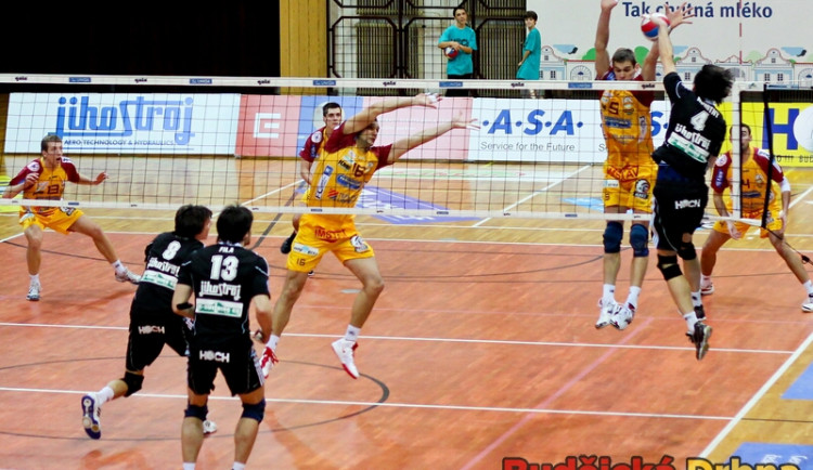 Smeč Jakuba Novotného přes pravé křídlo