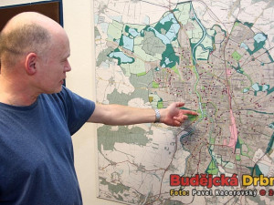 František Stráský před územním plánem Budějc