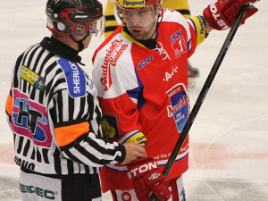 Gulaš diskutuje s hlavním sudím Koncem