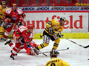 Viktor Hübl zakládá útočnou akci hostů