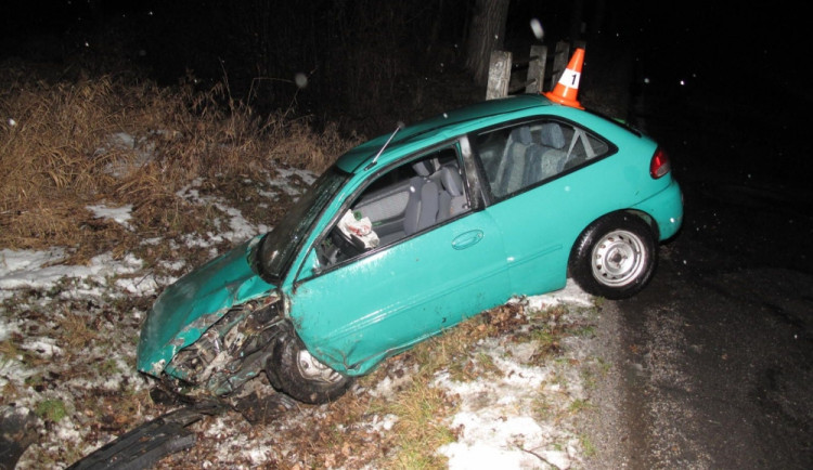 Řidič, který havaroval mezi Roudným a Starými Hodějovicemi, nadýchal 3,2 promile