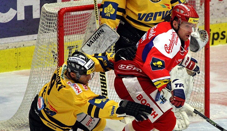 Střelec dvou českobudějovických branek Lukáš Květoň bráněný kapitánem Chemiků Martinem Ručinským