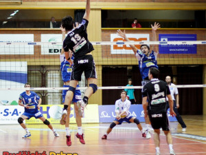 Kapitán týmu Michal Sukuba přihlíží smeči Tomáše Fily