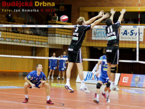 Nejvyšší hráč Jihostroje Radek Mach společně s Radkem Motysem na bloku