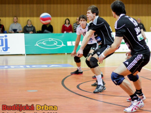 Petr Michálek přijímá, v pozadí David Juračka a vpředu Tomáš fila