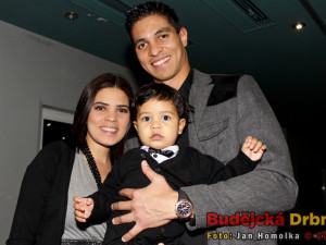 Andy Rojas přišel s partnerkou i svým synem Nikolasem