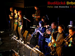 Nejen k poslechu hrál až do pozdních hodin známý českobudějovický taneční orchestr Variant