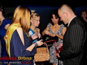 O nákup lístků do tomboly se staraly krásné slečny