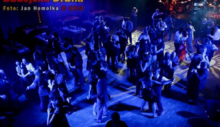 Taneční parket byl celý večer zaplněn tanečníky