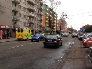 Přecházení frekventované silnice se ženě nevyplatilo