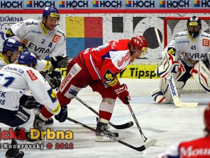 Jakub Langhammer se v tento moment prosadil přes trojitou vítkovickou obranu, gólmana Málka však nepřekonal