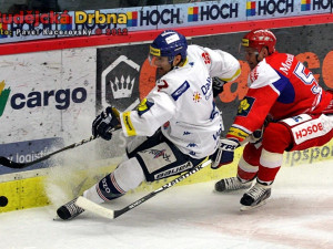 Tomáš Voráček před Lukášem Květoněm