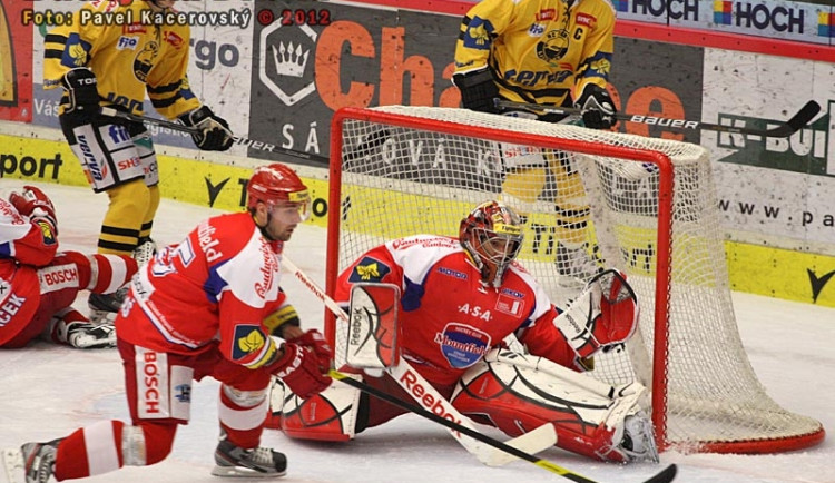 Při závěrečném power-play se měl Jakub Kovář co ohánět. Před ním brání Milan Gulaš
