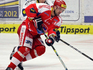 Centr první lajny Motoru Pavel Kašpařík před Tomášem Káňou