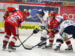 Langhammer, tísněný vítkovickými hráči, přenechal puk Gulašovi