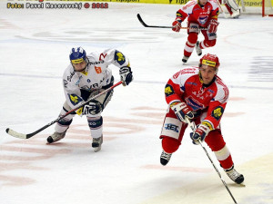 Útočný výpad Lukáše Květoně, vlevo Jan Káňa