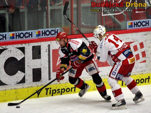 Českobudějovický forvard Milan Gulaš před Markem Tomicou