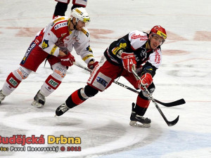 Jakub Marek rozehrává před Vladimírem Růžičkou juniorem