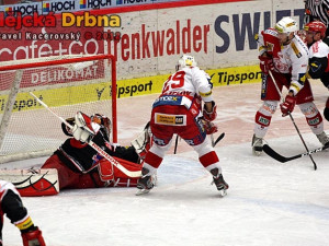 Lukáš Krenželok si Kováře položil, ale domácí gólman mu jeho pokusu o vstřelení gólu stejně zabránil