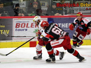Michal Vondrka při útočném výpadu bráněný Vilémem Burianem