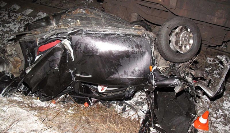 Osobní automobil po srážce s vlakem na Včelné