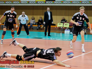 Tomáš Fila a Radek Mach přihlížejí rybičce Petra Zapletala