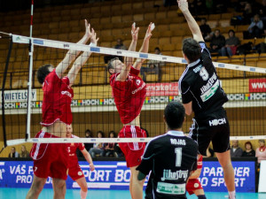 Rojas sleduje technický míč kapitána Jihostroje Michala Sukuby