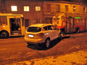 Na Husově třídě se v pondělí srazilo osobní auto s trolebusem