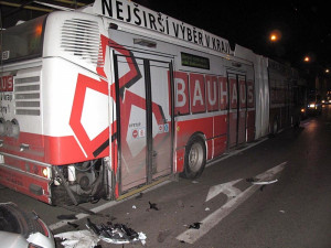 Na Husově třídě se v pondělí srazilo osobní auto s trolebusem