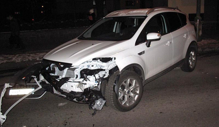 Na Husově třídě se v pondělí srazilo osobní auto s trolebusem