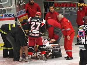 Slovenský zadák Peter Mikuš opustil Budvar arénu na nosítkách s otřesem mozku