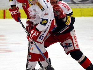 Souboj Romana Pšurného (vpravo) s Petrem Jelínkem