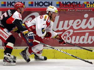 Tomáše Kůrku stíhá Lukáš Květoň