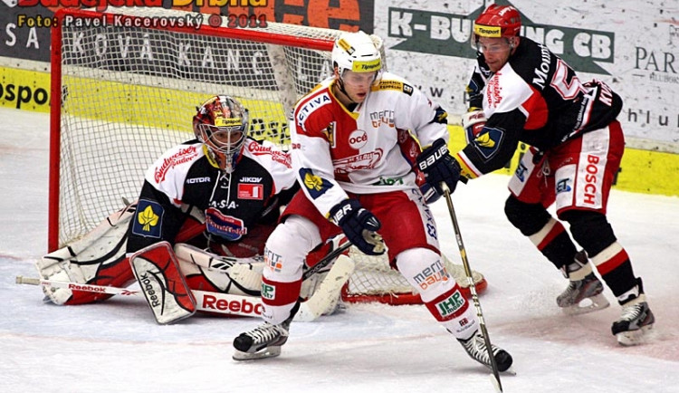 Hostující Tomáš Pospíšil před Jakubem Kovářem, dotírá na něj Lukáš Květoň