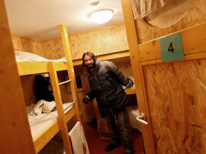S příchodem mrazů se lidé bez domova uchylují do tepla