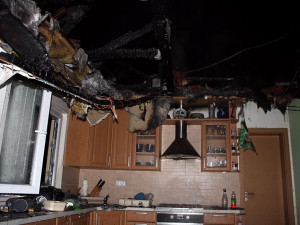 Střecha domku v Roudném lehla popelem