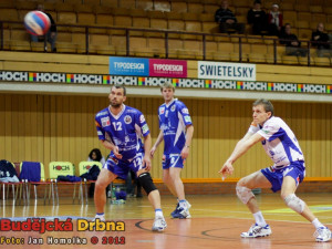 Marek Dlouhý přihlíží příjmu svého spoluhráče