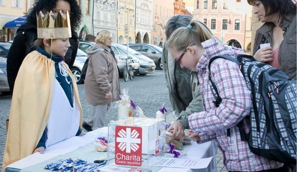 Stánek budějcké Diecézní charity při zahájení tříkrálové sbírky
