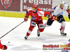 Mladíček Rudolf Červený se vrhá do útoku, stíhá jej Martin Šagát