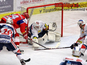 Růžička zasahuje před dotírajícím Langhammerem