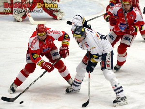 Aleš Kotalík po měsíci zpátky na ledě Budvar arény! Na snímku při vhazování s kapitánem Bílých Tygrů Petrem Nedvědem